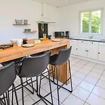 3 Bedroom Amazing In Prázdninový dům Sainte-Mère-Église